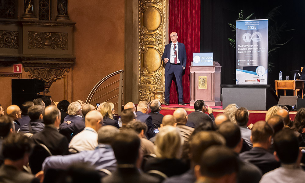 Ο Argiris Dabanlis μιλώντας σε κοινό